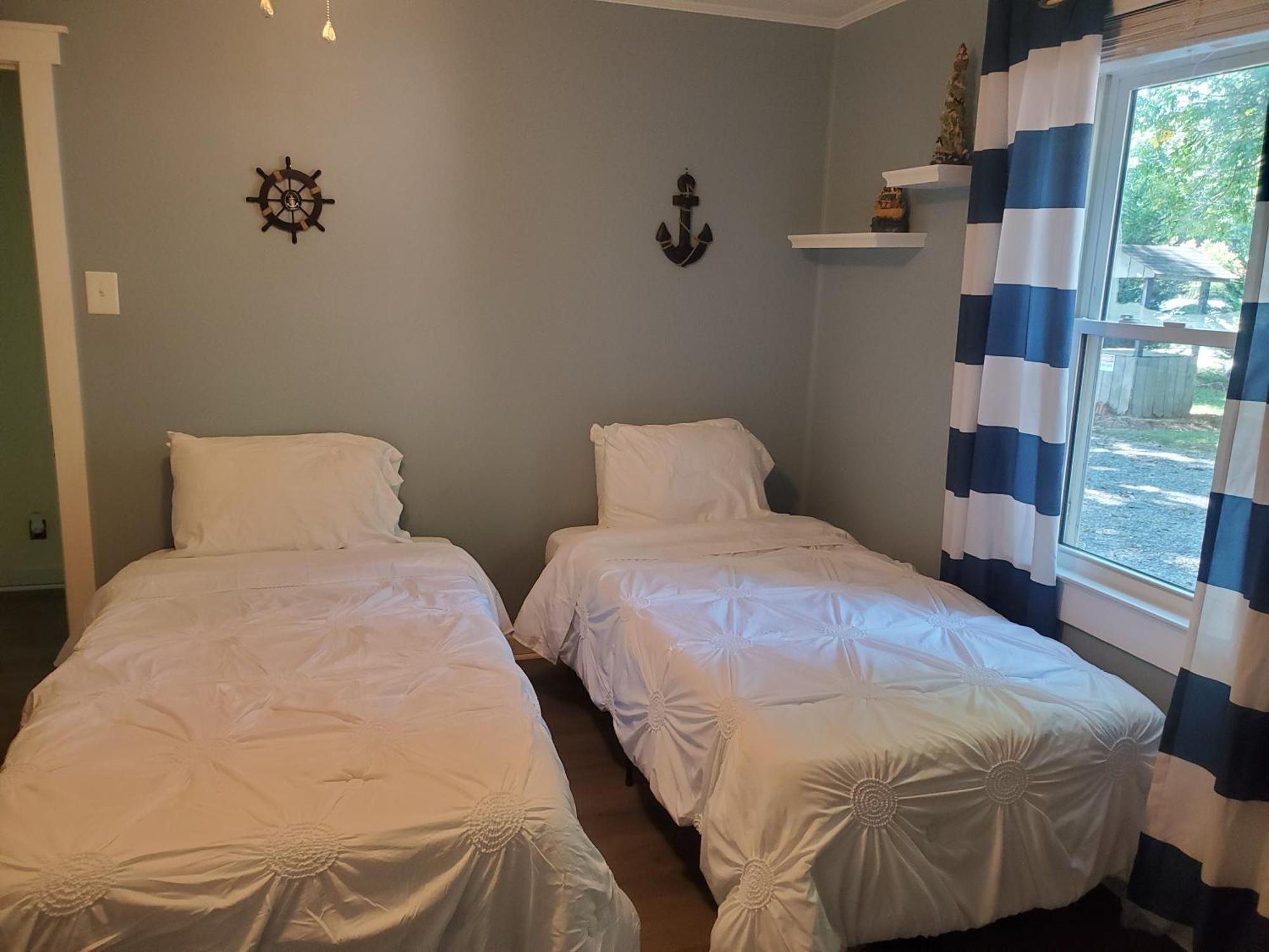 Private Single Level Standalone House Large Lot - 3 Bedrooms Charlotte Luaran gambar